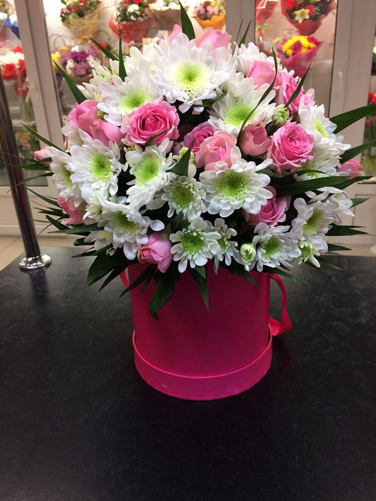 Цветочная композиция из Розы и Хризантемы в шляпной коробке в Майском Республики Адыгея