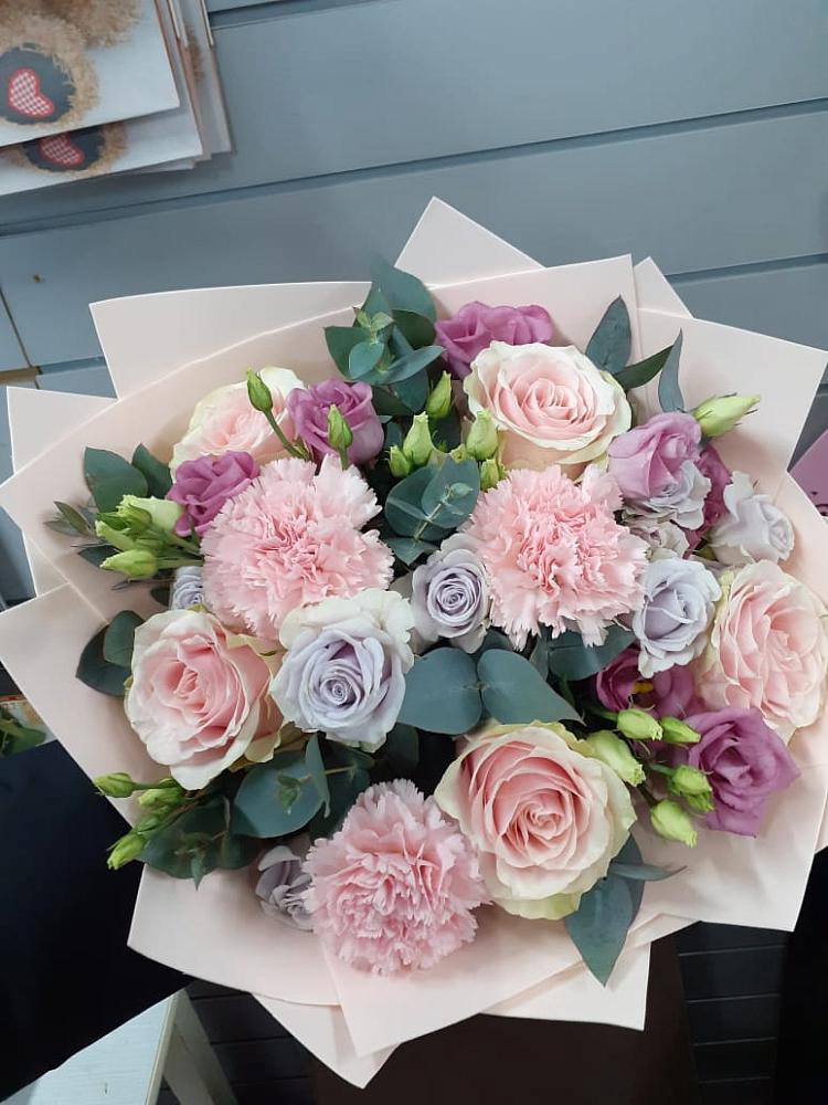 Букет цветов из: Розы, Гвоздики и Лизиантусы в Майском Республики Адыгея